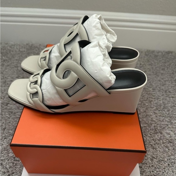 Brand new Hermes sandals size 39 in box - Picture 3 of 3